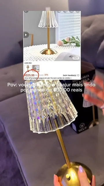 Abajur de LED com cúpula de cristal e base dourada
