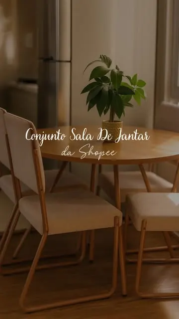 Conjunto de sala de jantar com mesa redonda de madeira e cadeiras claras